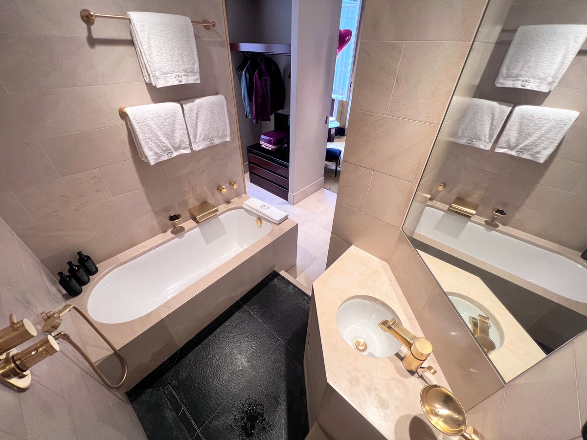 Park Hyatt Paris guest room shower and tub