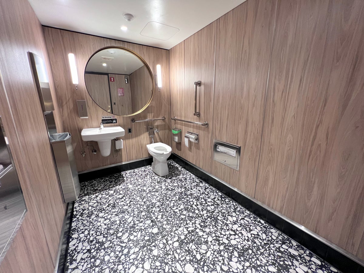 Primeclass lounge JFK bathroom