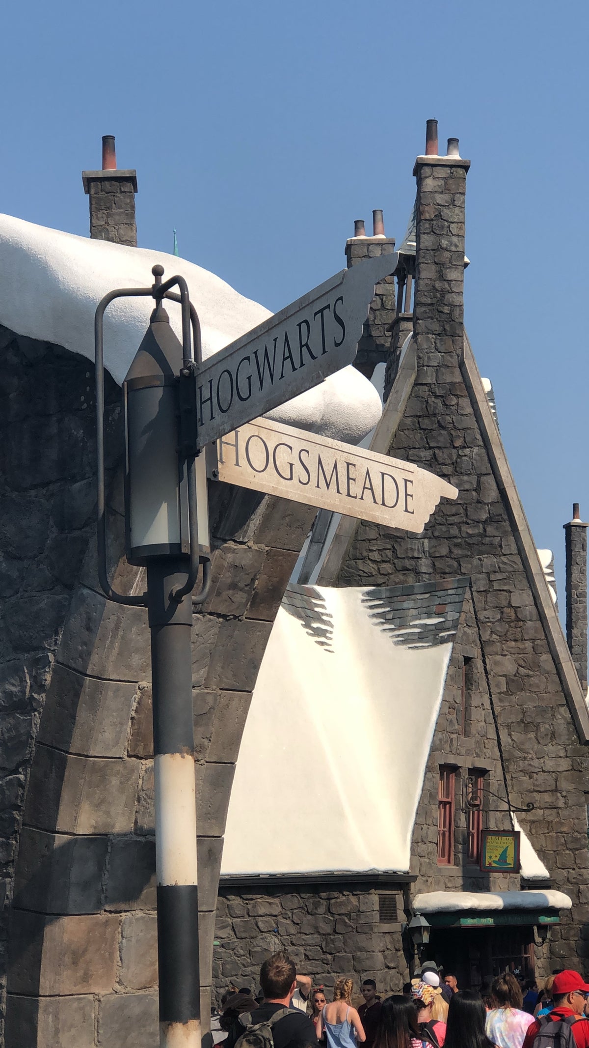 A street sign at Universal Studios Hollywood that points to Hogwarts and Hogsmeade