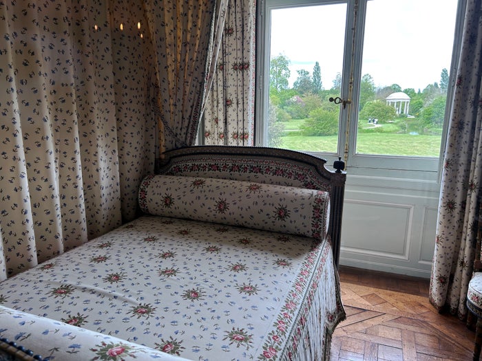 Versailles Gardens Petit Trianon queens bed Versailles Gardens Petit Trianon queens bed