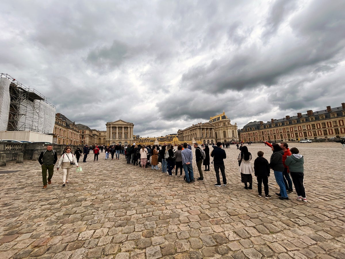 Versailles court of honor entry line