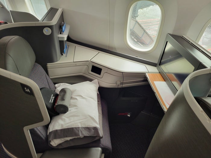 The 9 Best Credit Cards for American Airlines Flyers [Lounges, Upgrades, Priority Boarding, and More]