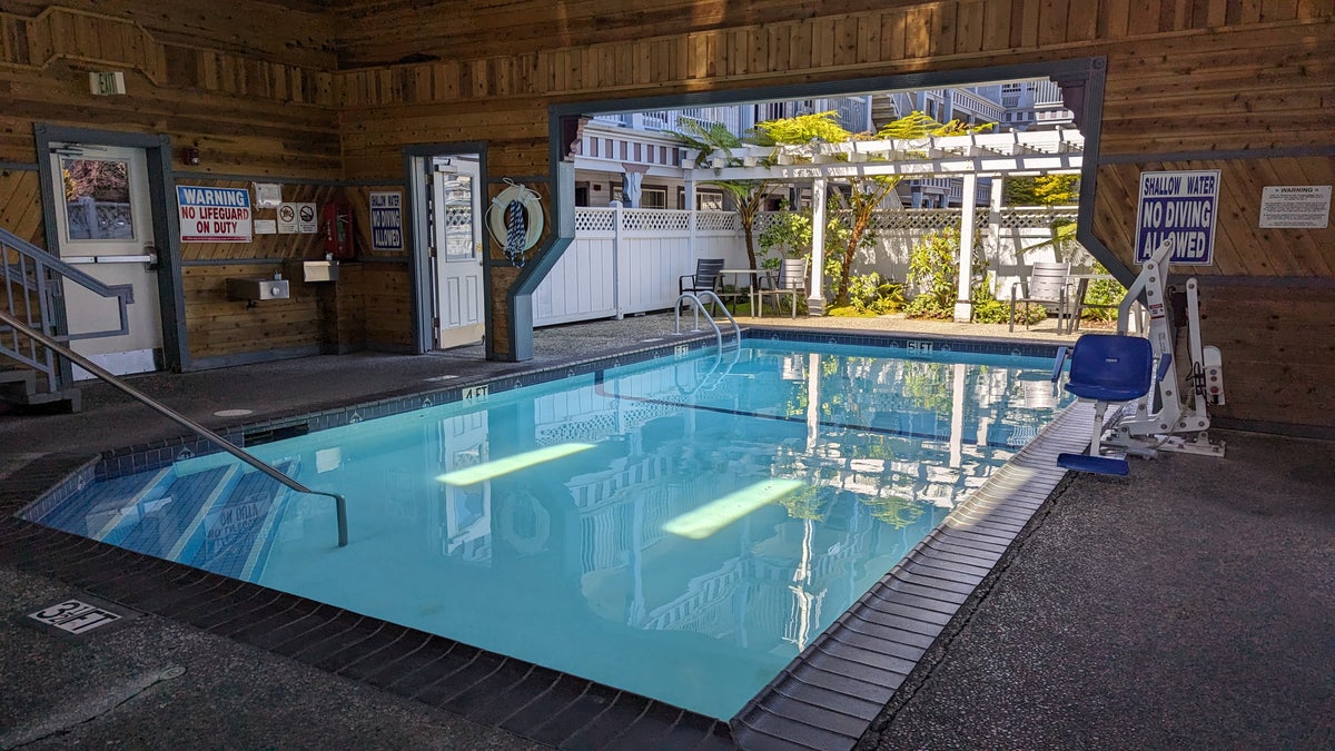 Best Western Plus Bayshore Inn Eureka amenities indoor outdoor pool
