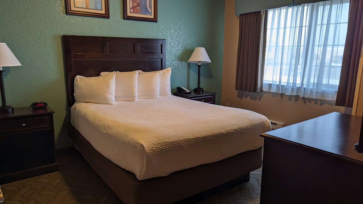 Best Western Plus Bayshore Inn Eureka bedroom with a queen bed