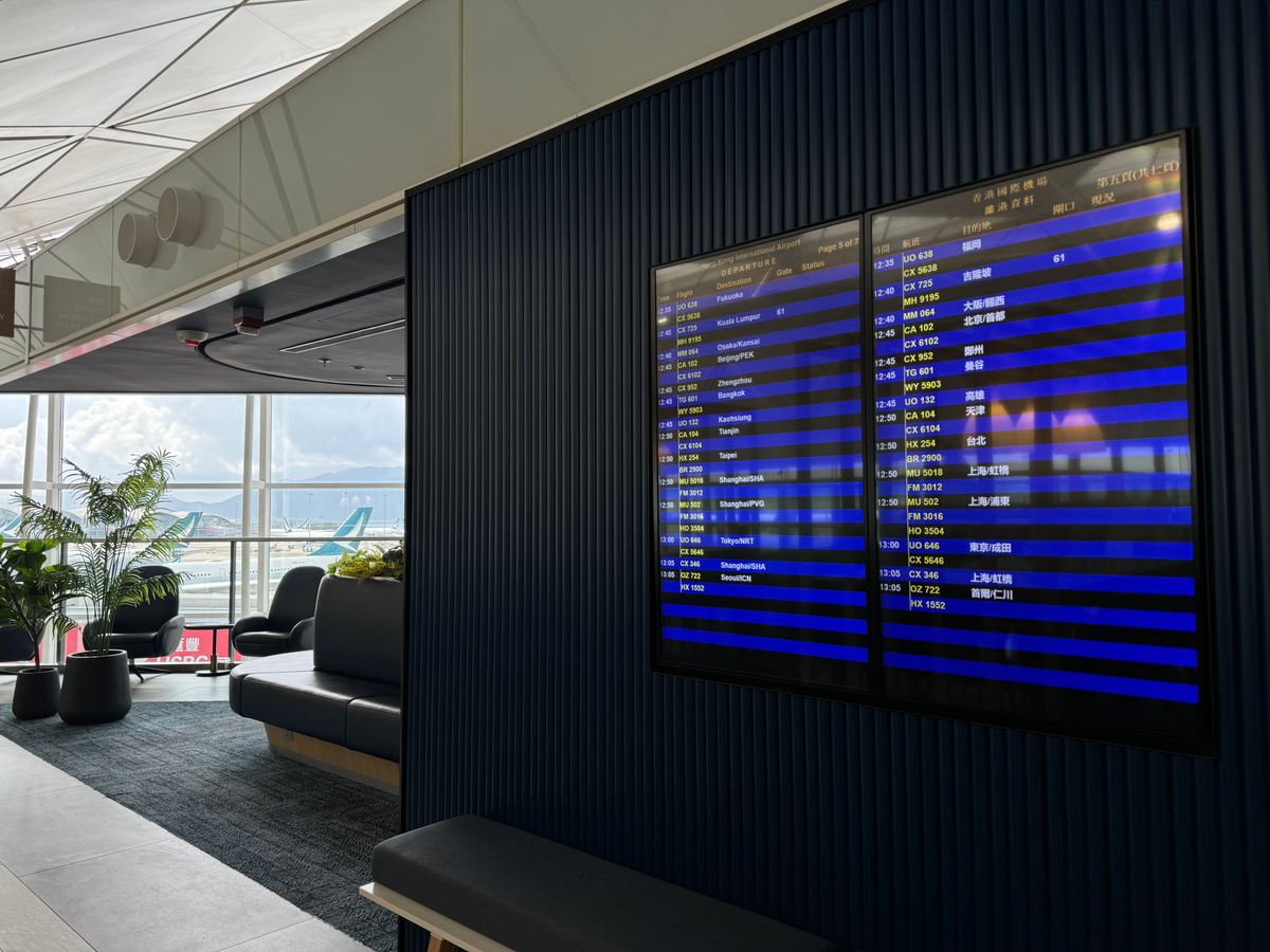 Chase Sapphire Lounge Hong Kong HKG departure boards