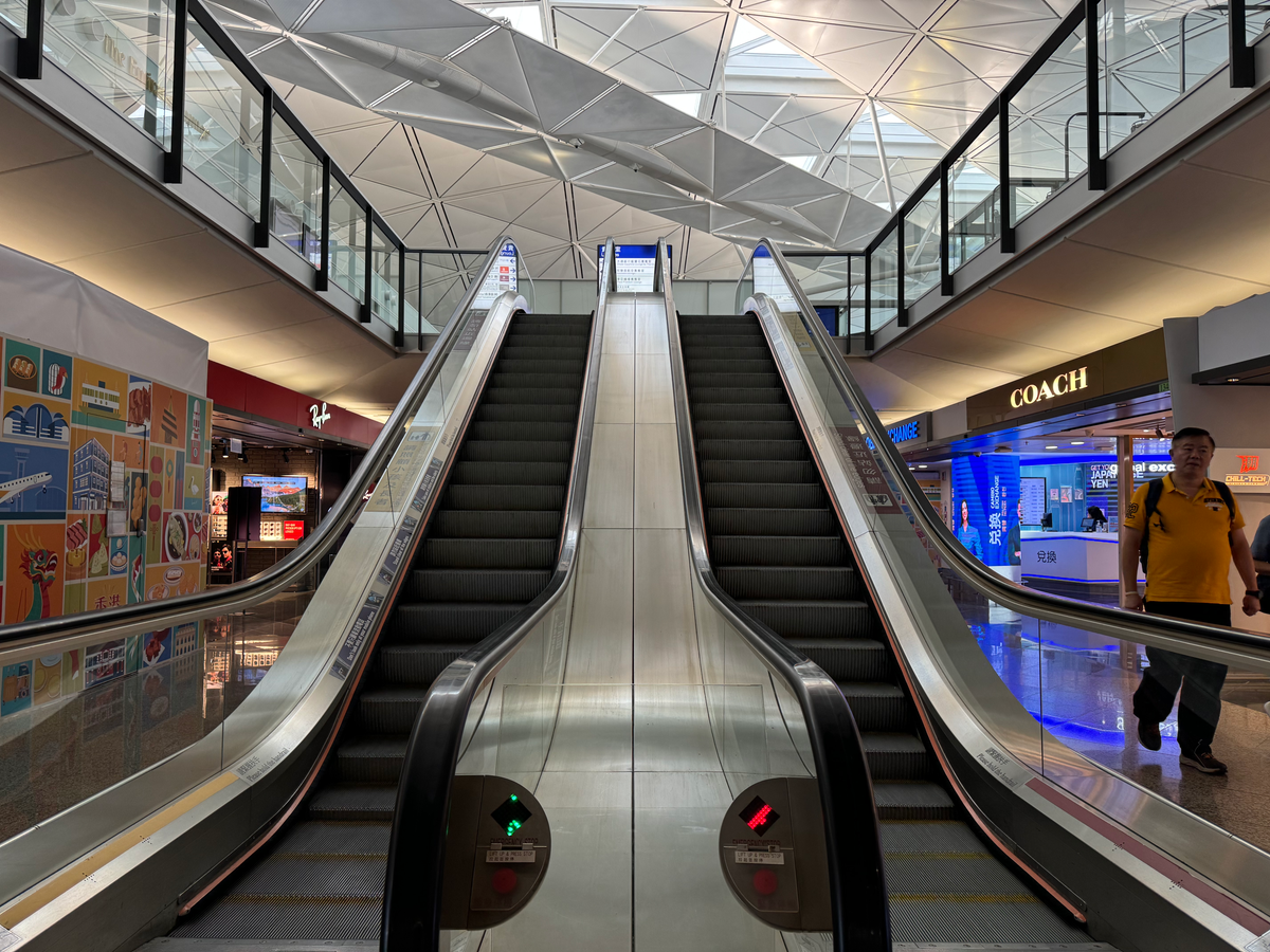 Chase Sapphire Lounge Hong Kong HKG escalators for access