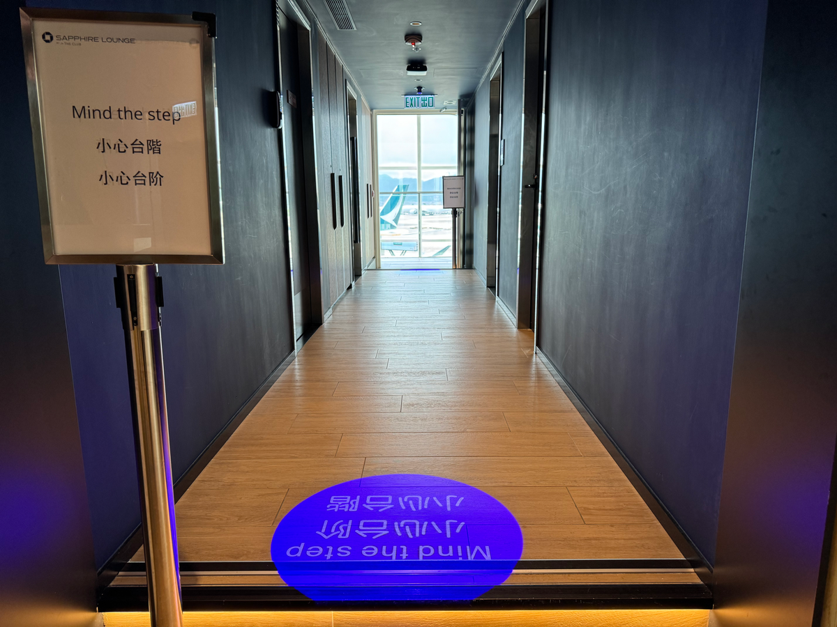 Chase Sapphire Lounge Hong Kong HKG hallway to restrooms