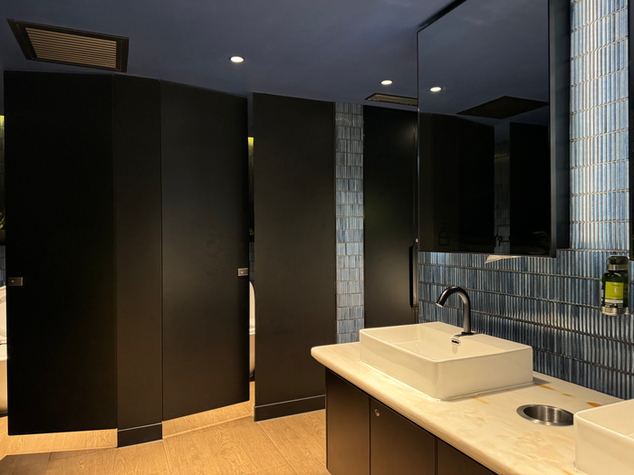 Chase Sapphire Lounge Hong Kong HKG mens bathroom Chase Sapphire Lounge Hong Kong HKG mens bathroom