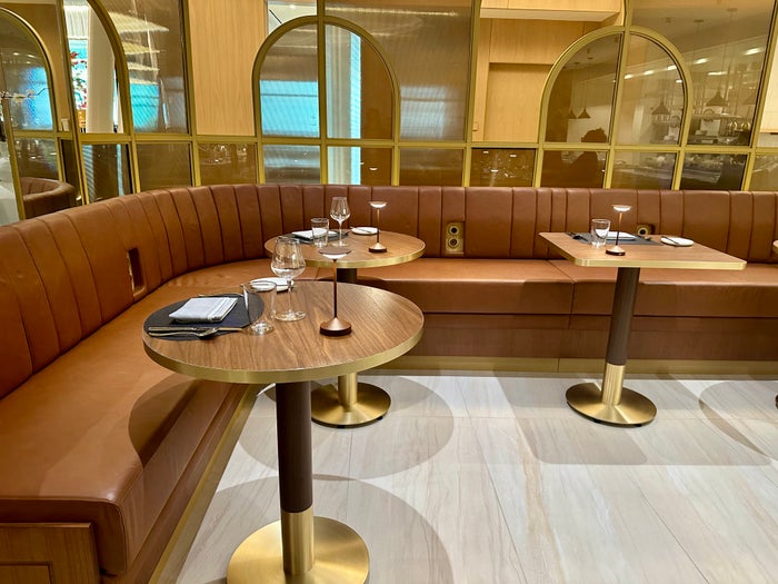 Delta One JFK Lounge Brasserie Seating Delta One JFK Lounge Brasserie Seating
