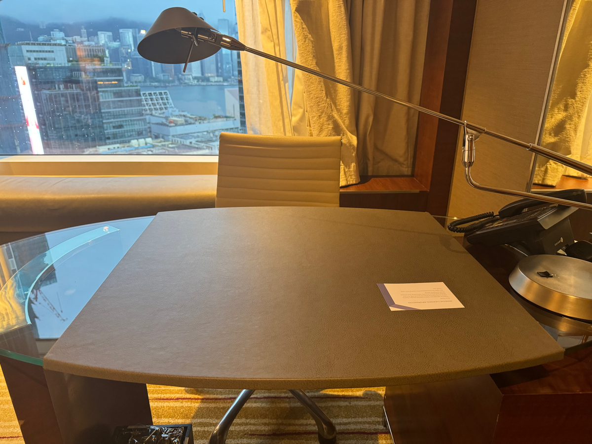 Hyatt Regency Hong Kong Tsim Sha Tsui bedroom desk