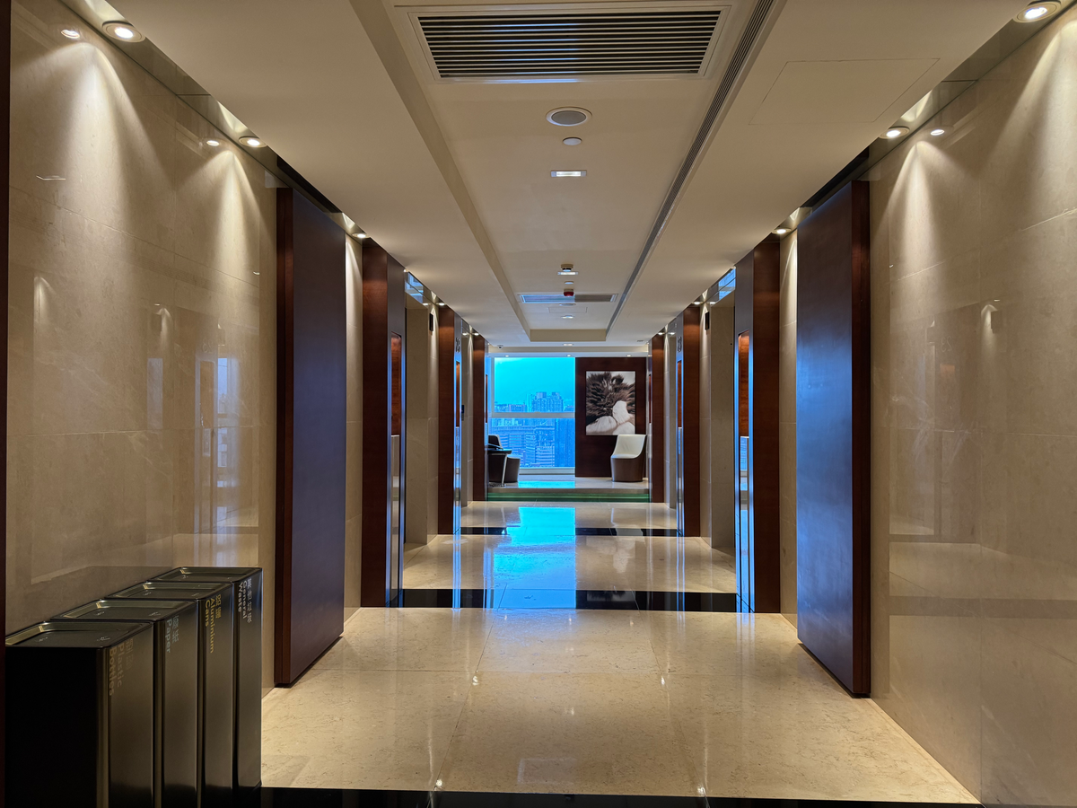 Hyatt Regency Hong Kong Tsim Sha Tsui elevators waiting area