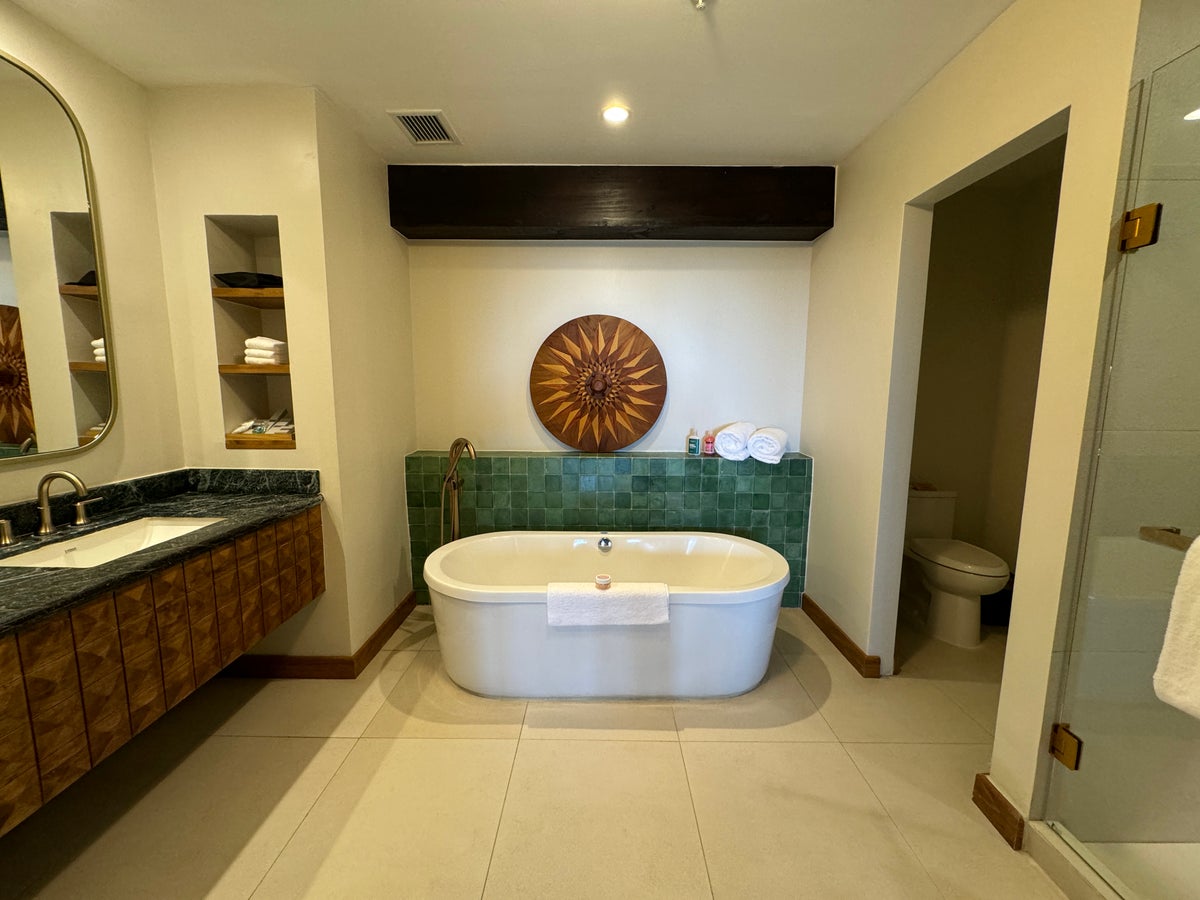 Los Suenos Marriott Bathroom tub