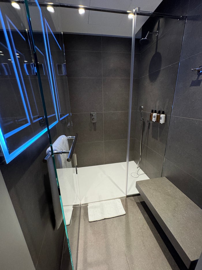 Oryx Lounge North DOH shower Oryx Lounge North DOH shower