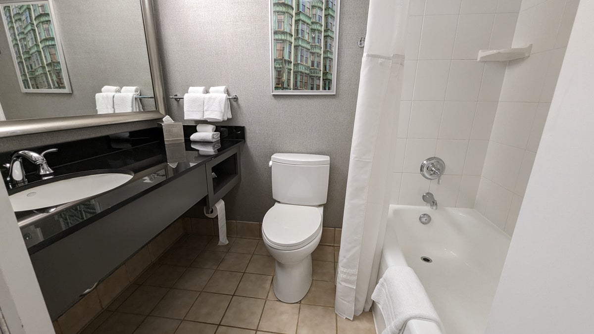 San Francisco Hilton Financial District guestroom bathroom