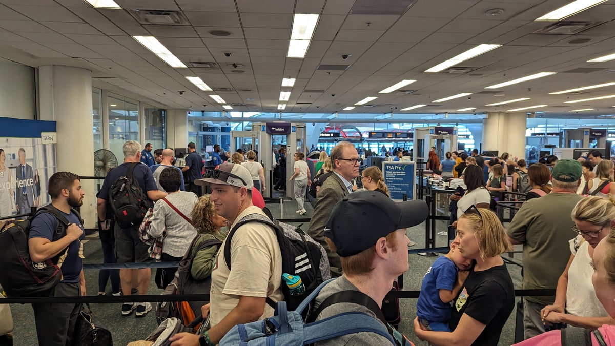 Southwest MCO to HOU terminal entry TSA PreCheck screening line