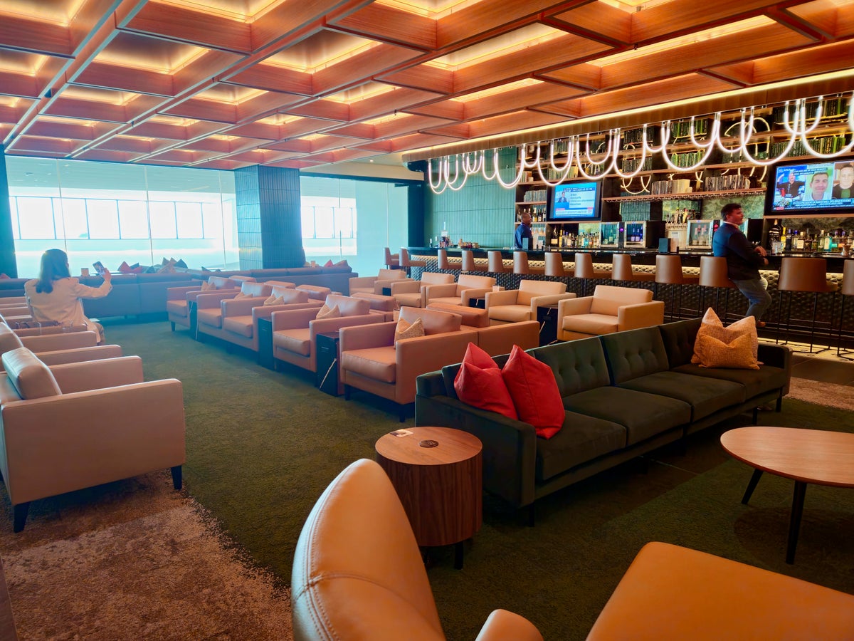 China Airlines Dynasty Lounge SFO The Club SFO bar