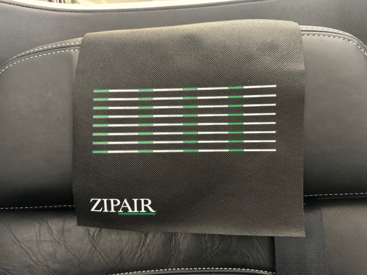 Zipair LAX NRT business class head rest
