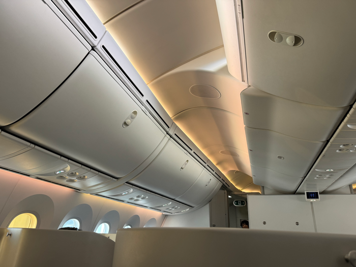 Zipair LAX NRT business class overhead bins