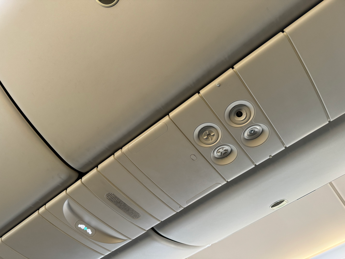 Zipair LAX NRT business class overhead vents and lights