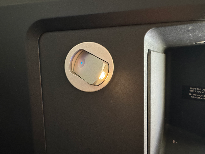 Zipair LAX NRT business class reading light