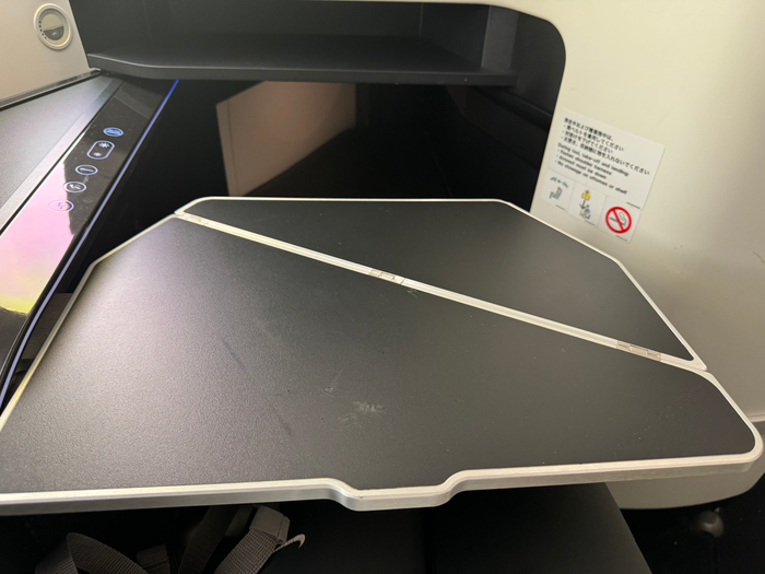 Zipair LAX NRT business class tray table