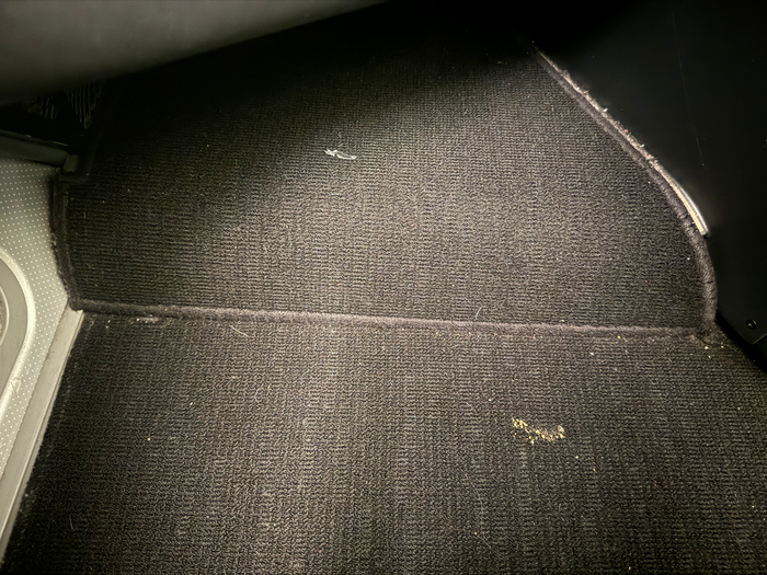 Zipair LAX NRT dirt on floor