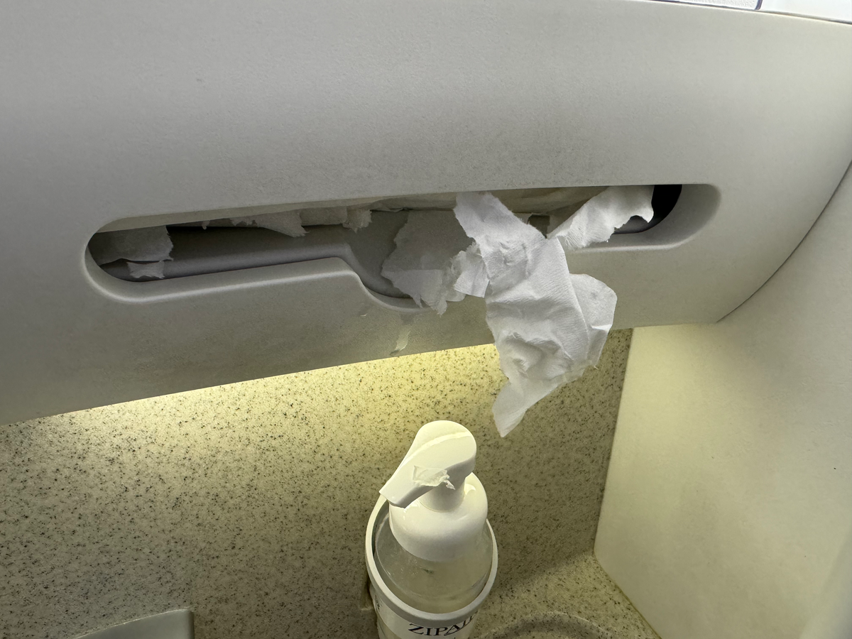 Zipair LAX NRT lavatory paper towel problem