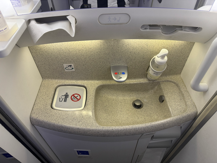 Zipair LAX NRT lavatory sink