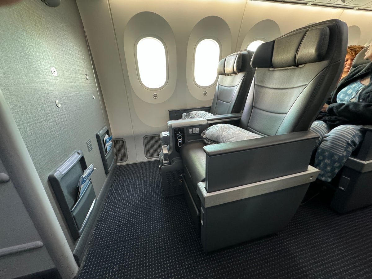 AA Premium Economy 787 2 3 2 configuration