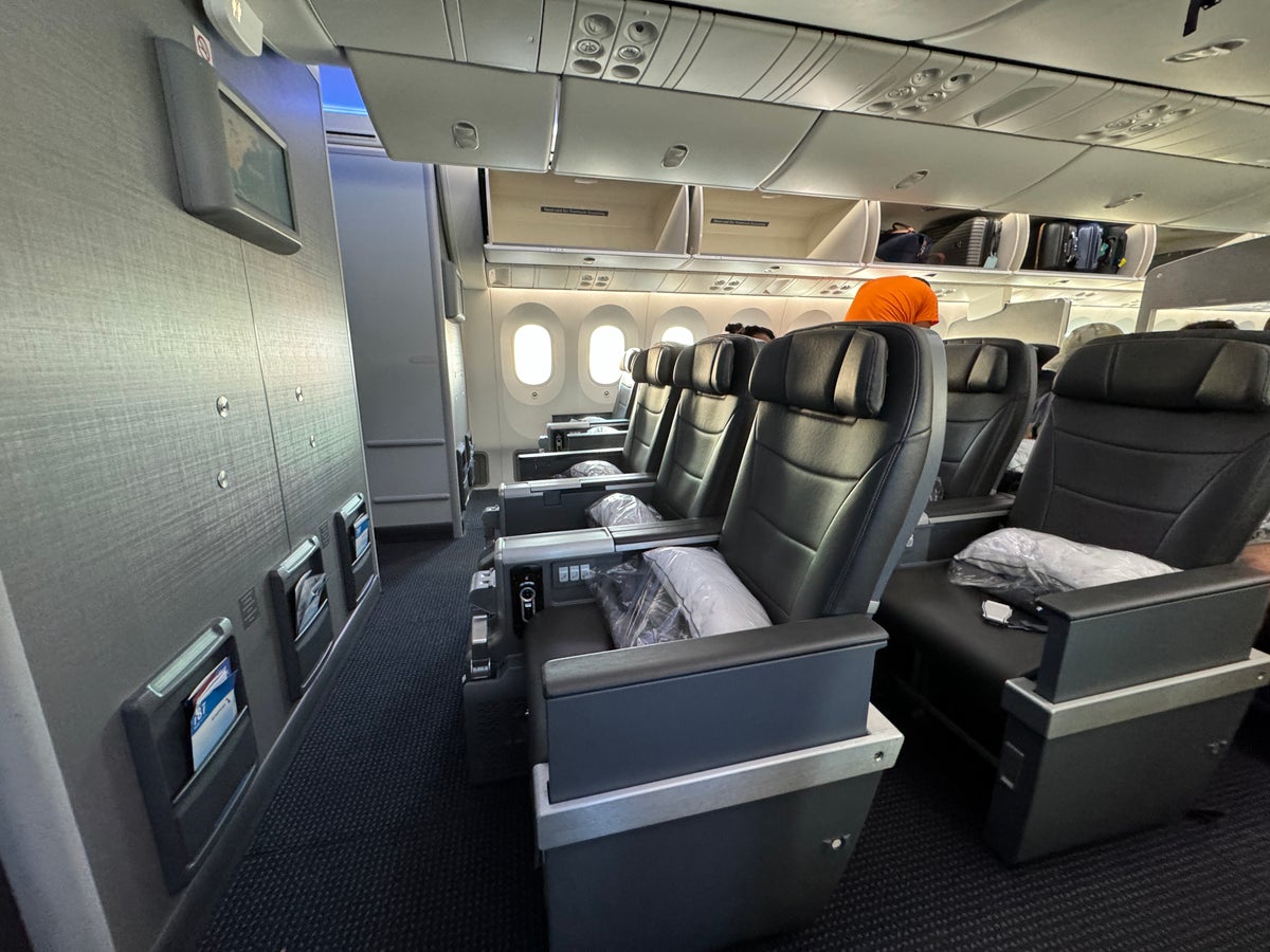 American Adds Premium Economy on JFK-LAX Transcontinental Route