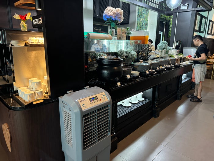 Coral Premium Departure Lounge HKT buffet line Coral Premium Departure Lounge HKT buffet line