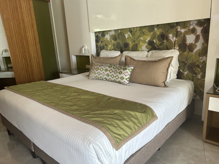 Dreams Onyx King bed Dreams Onyx King bed
