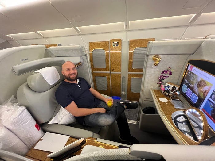 Emirates First Class A380 Juan Ruiz Enjoyed a refreshing shower and the convenience of an onboard bar at 38,000 feet in the air while flying first class with Emirates.