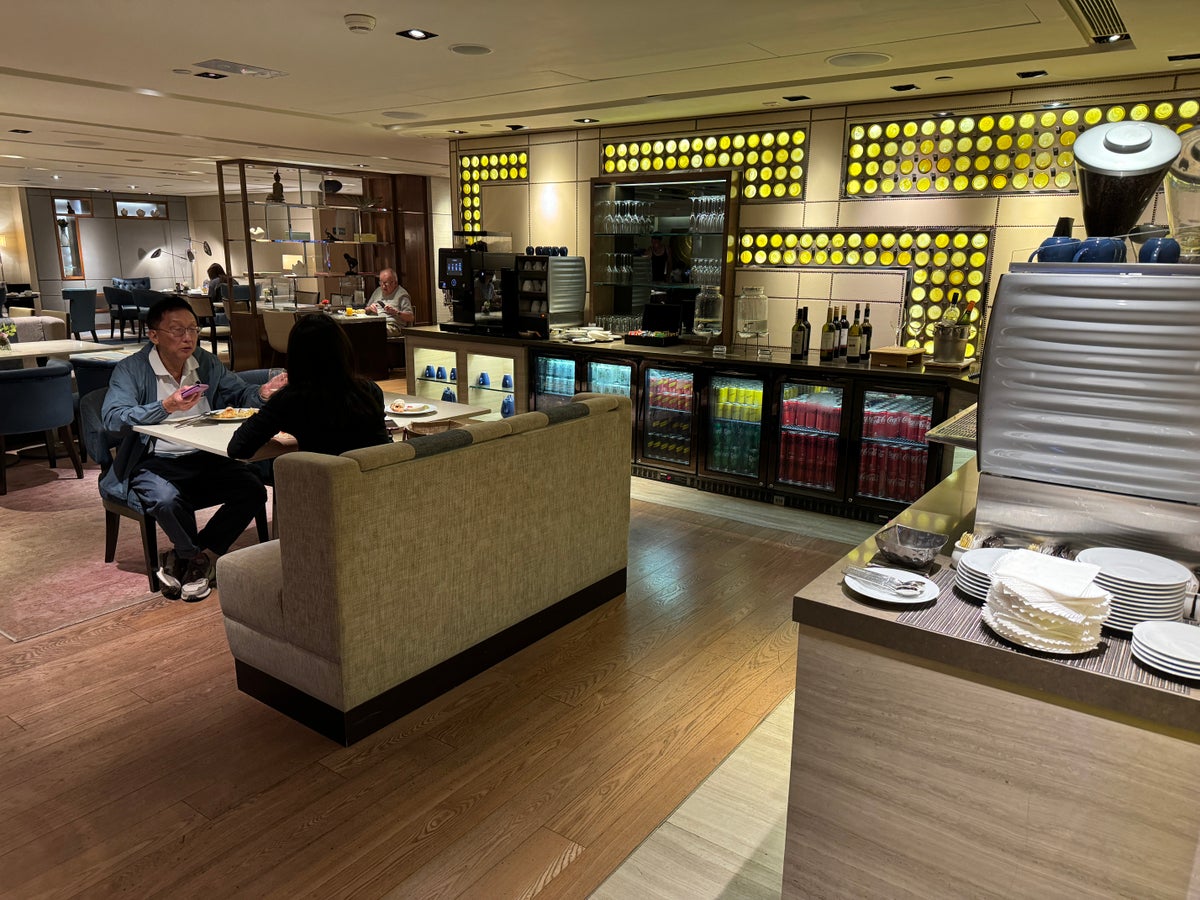 Holiday Inn Golden Mile Hong Kong Executive Lounge drinks