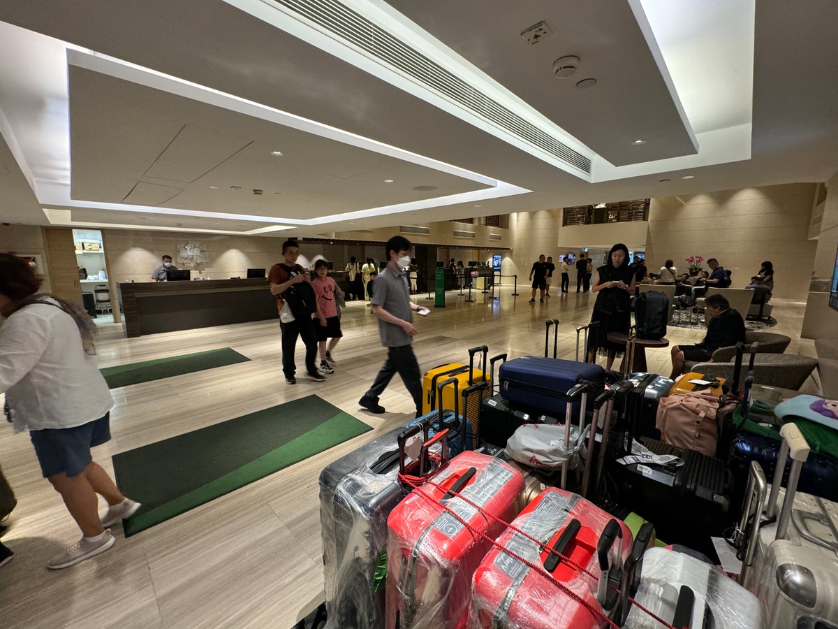 Holiday Inn Golden Mile Hong Kong lobby busy