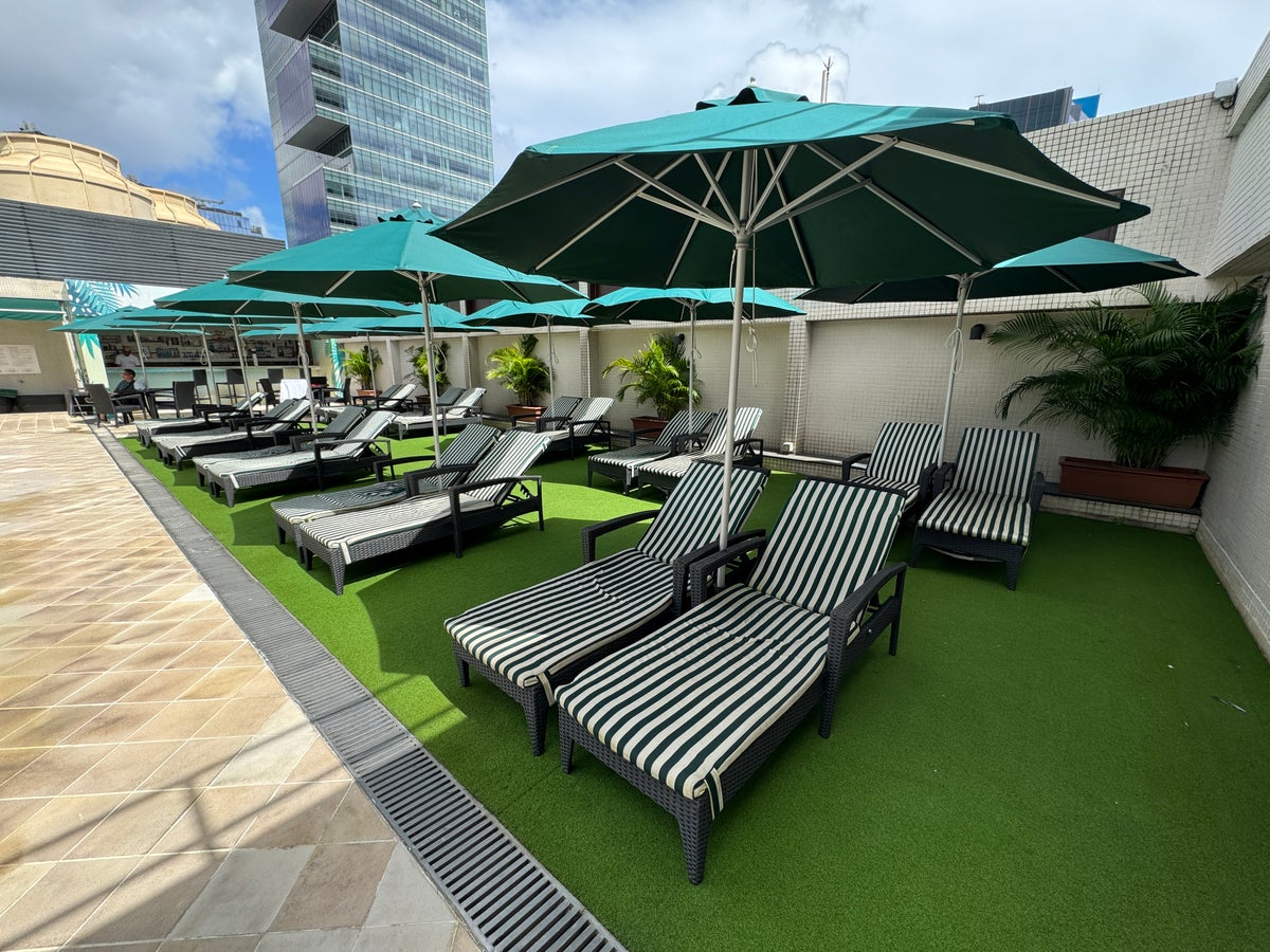 Holiday Inn Golden Mile Hong Kong pool seating