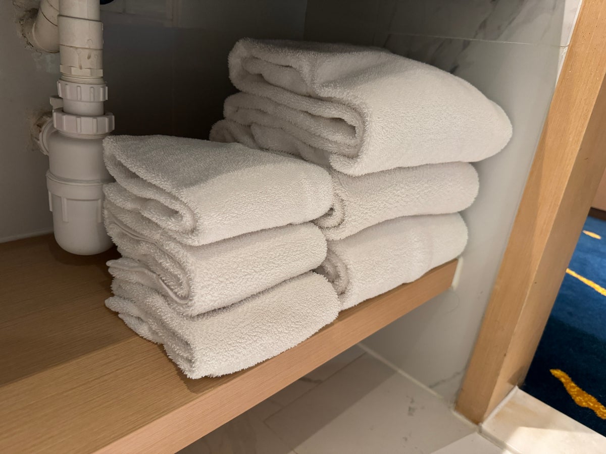 Holiday Inn Golden Mile Hong Kong towels