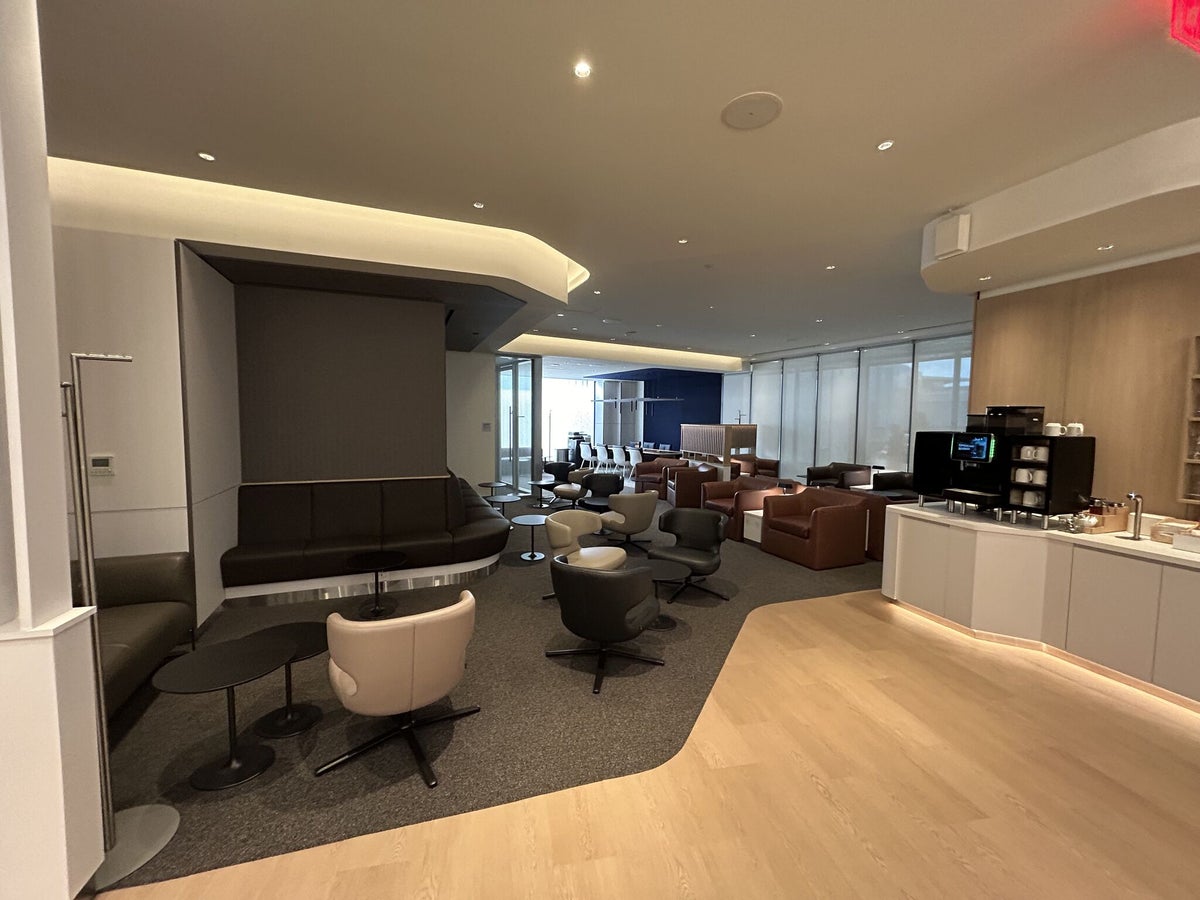 Lufthansa Allegris lounge Newark EWR seating