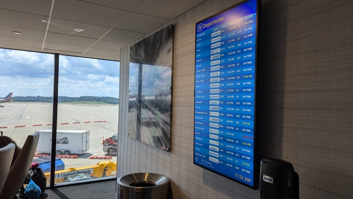 PIT The Club lounge food and beverage amenities flight information PIT The Club lounge food and beverage amenities flight information