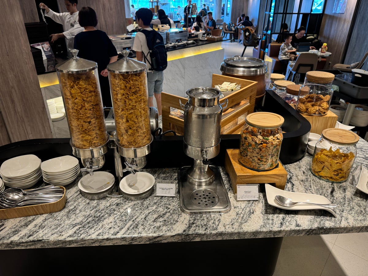 Plaza Premium Lounge HKG Gate 60 cereal snacks