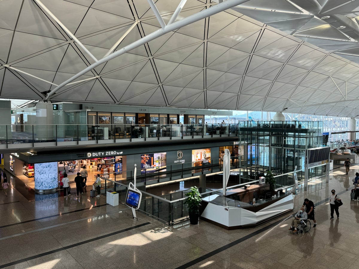 Plaza Premium Lounge HKG Gate 60 from walkway