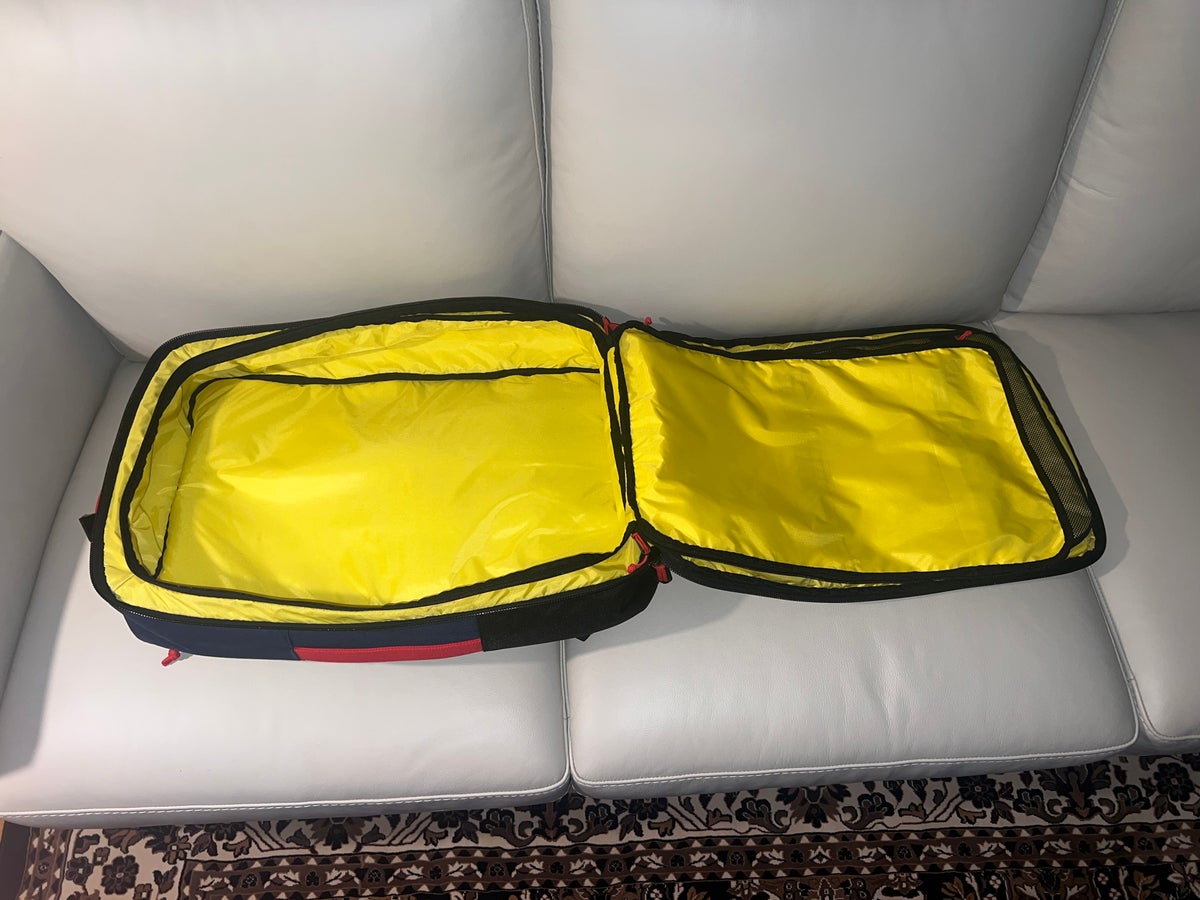 Topo Designs travel bag 40L fully open bag