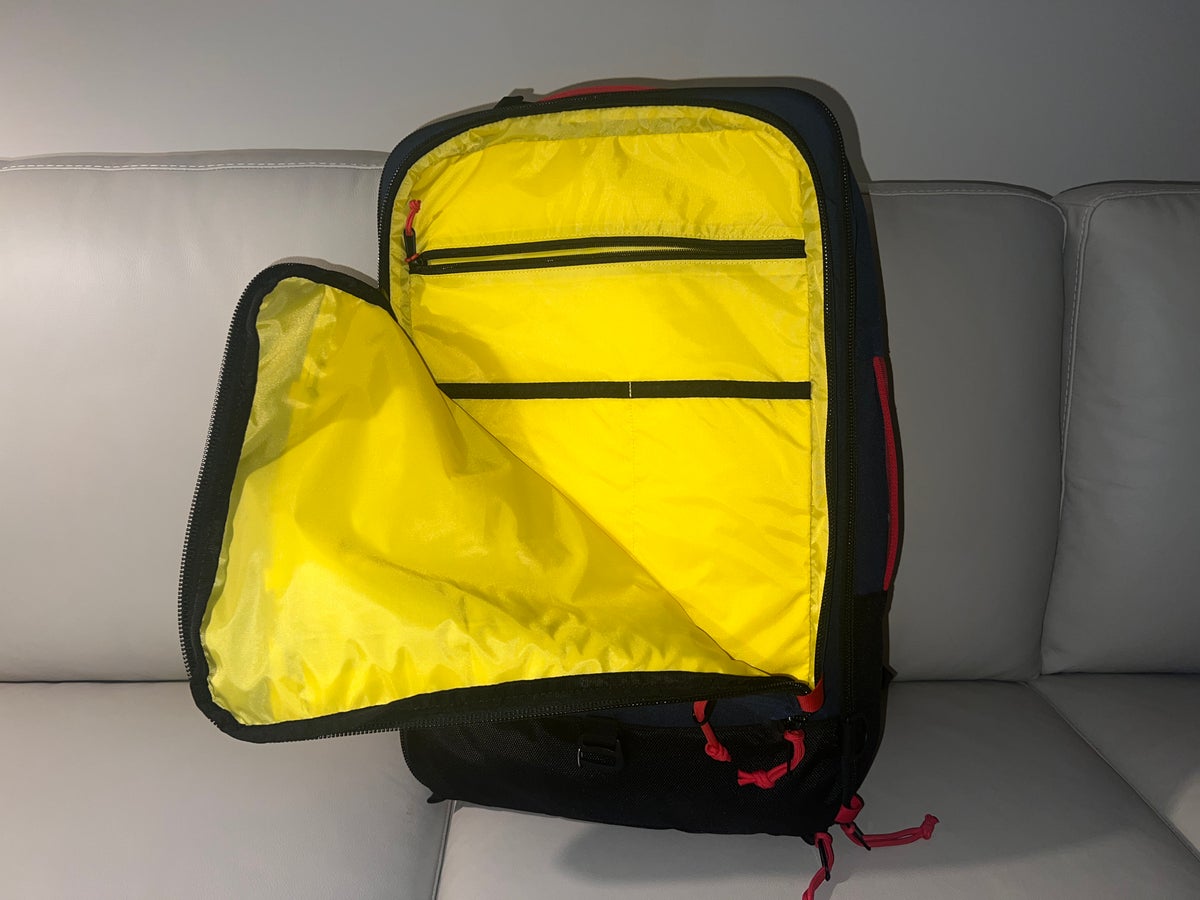 Topo Designs travel bag 40L organizational pocket