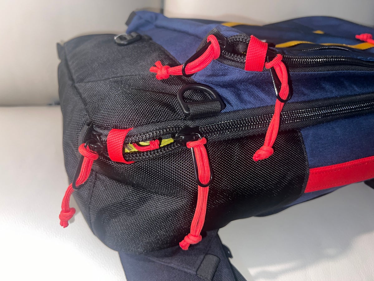 Topo Designs travel bag 40L security loops