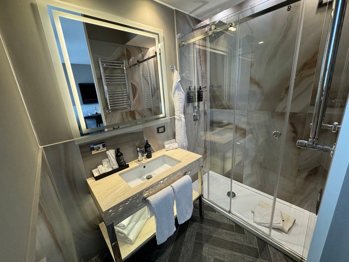 Tribune Rome Bathroom with Shower Tribune Rome Bathroom with Shower