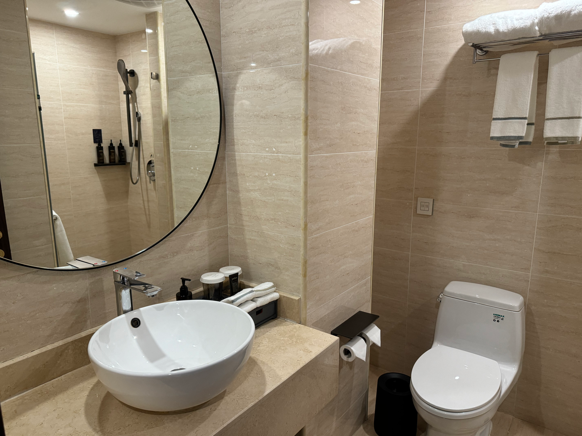 UrCove Beijing Forbidden City bathroom sink and toilet