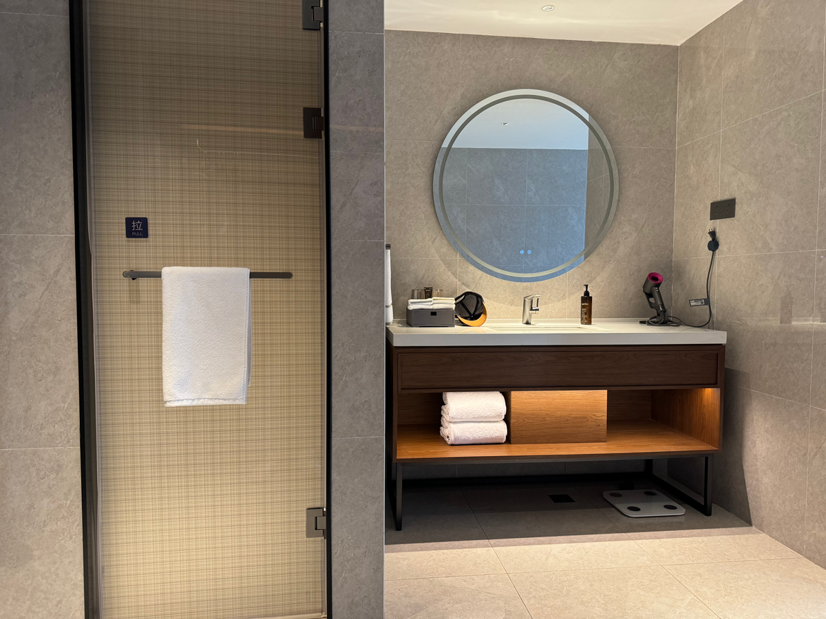 UrCove Chengdu Wenshu Monastery Taikoo Li bathroom shower door