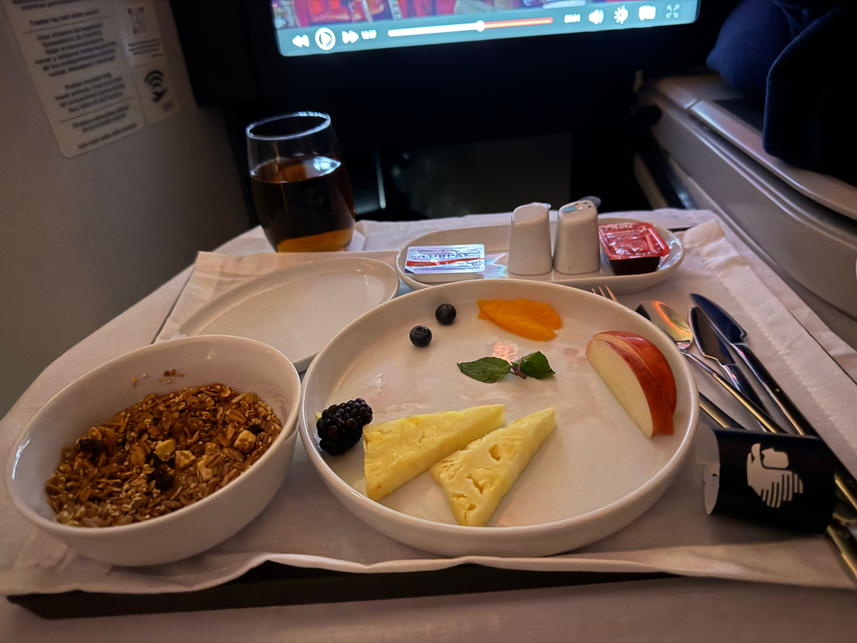 Aeromexico B787 9 business class breakfast