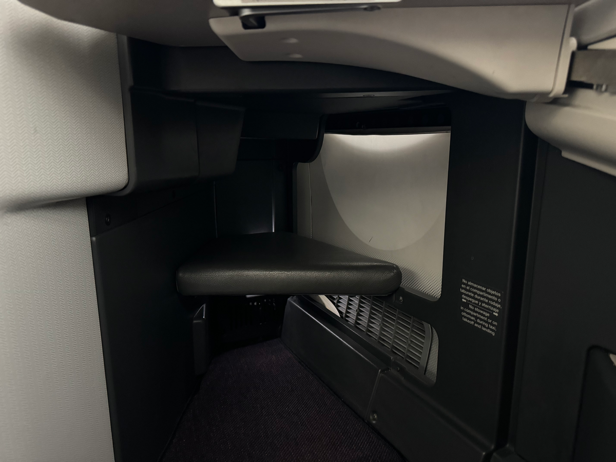 Aeromexico B787 9 business class footwell