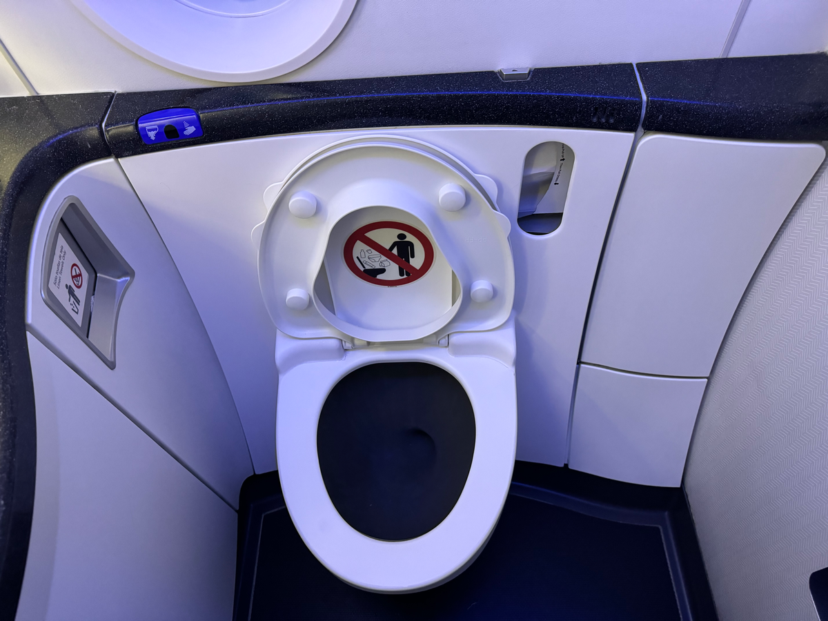 Aeromexico B787 9 business class lavatory